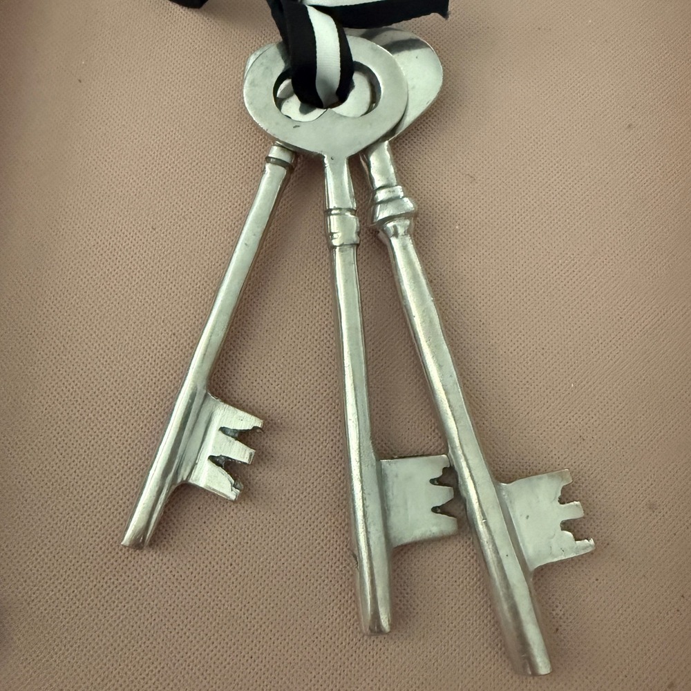 Vintage‎ Style Oversized Metal Skeleton Keys Set of 3 Silver Decorative Wall Art